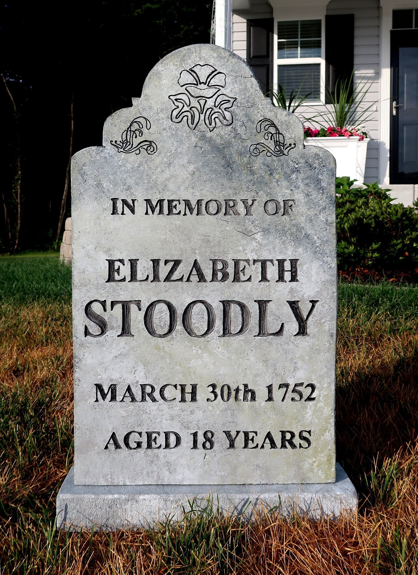 Elizabeth Stoodly Halloween Tombstone